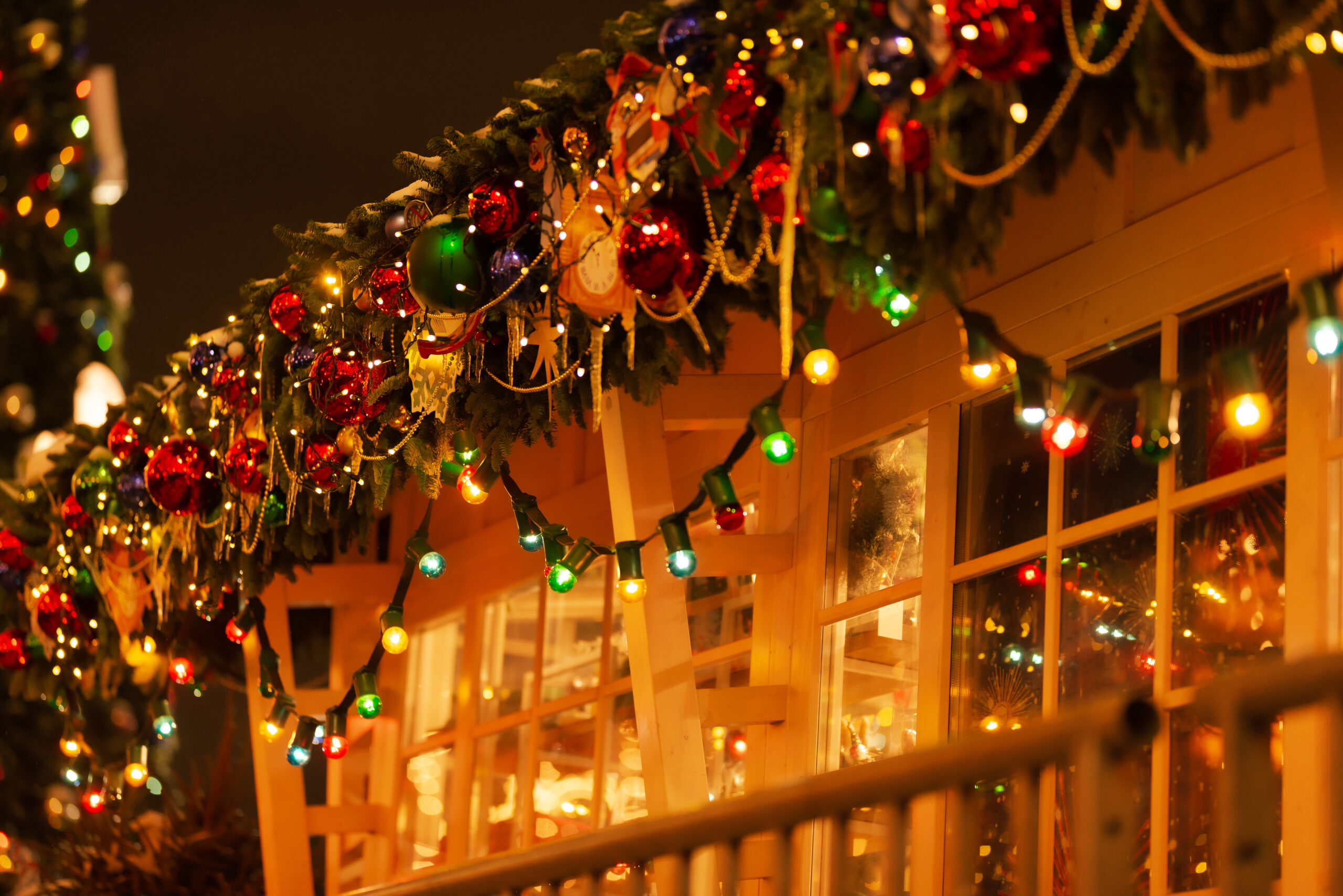 cute-christmas-decor-of-small-shops-at-the-christm-2025-01-08-19-07-20-utc